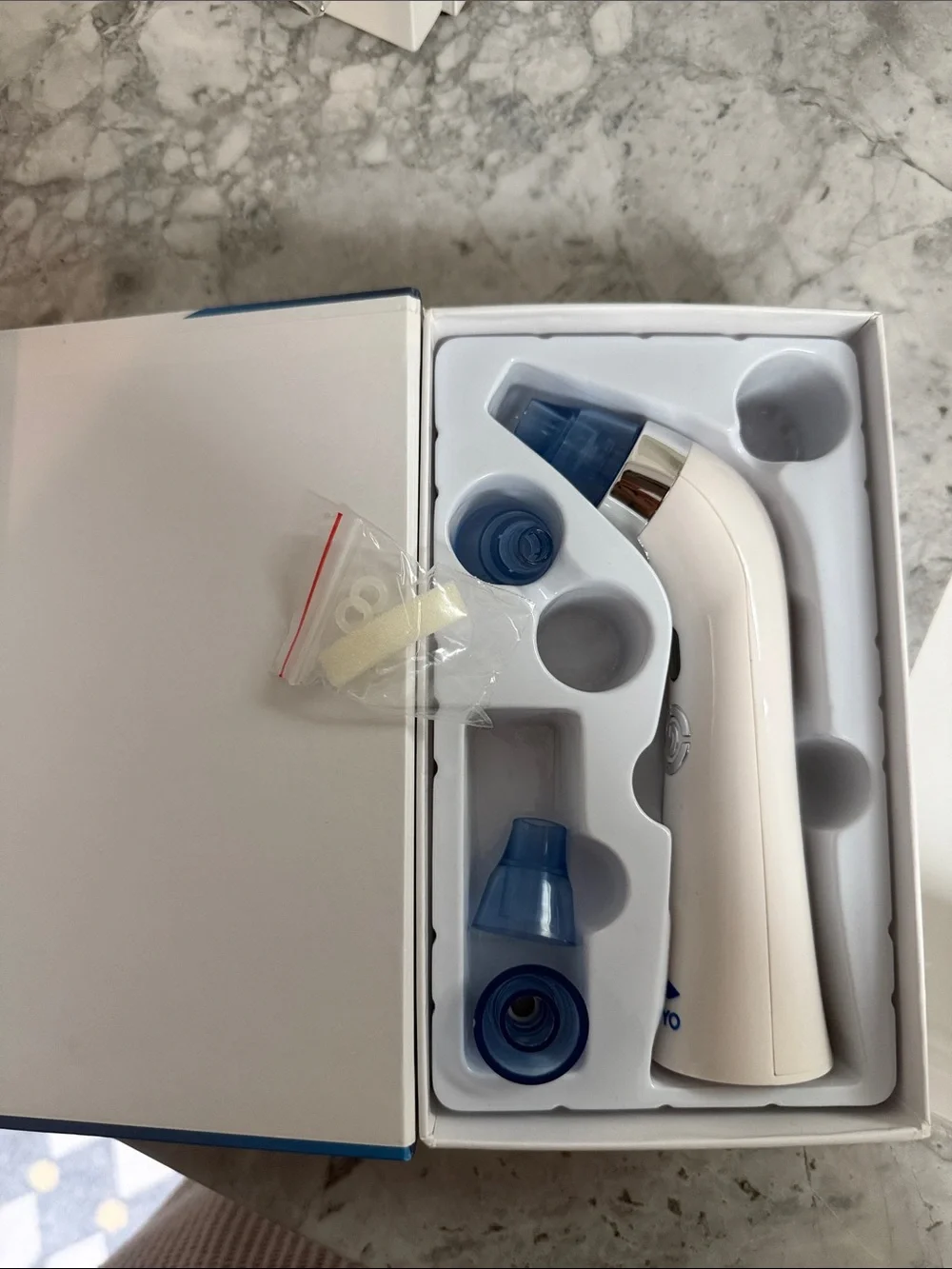 POPPYO White and Blue Vacuum Suction Beauty Device